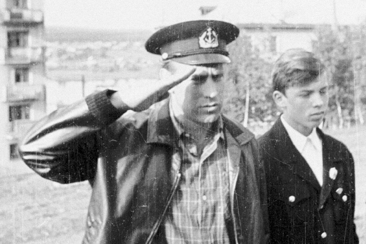 Командор Владислав Крапивин отдает честь отряду «Каравелла», 1969 год