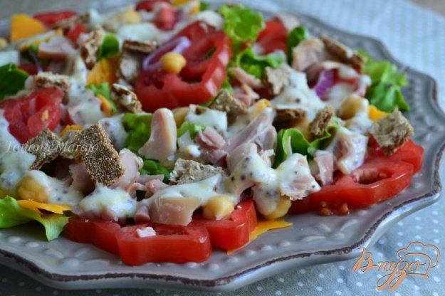 Салат с сыром копченой курицей помидорами и сыром и сухариками