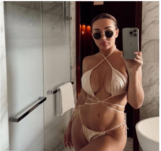 Седокова показала фигуру в купальнике