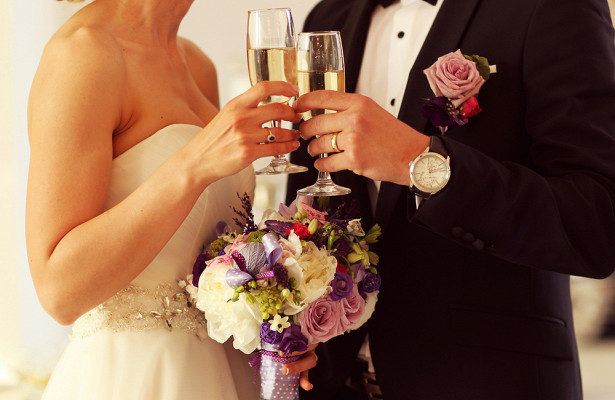 Невеста c COVID-19 попала в больницу в день свадьбы и умерла