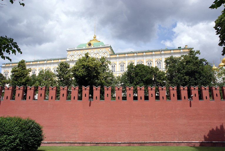 Красная кремлевская стена. Кремлевская стена площадь. Красная площадь Москва стена. Красная площадь стена Кремля. У кремлевской стены.