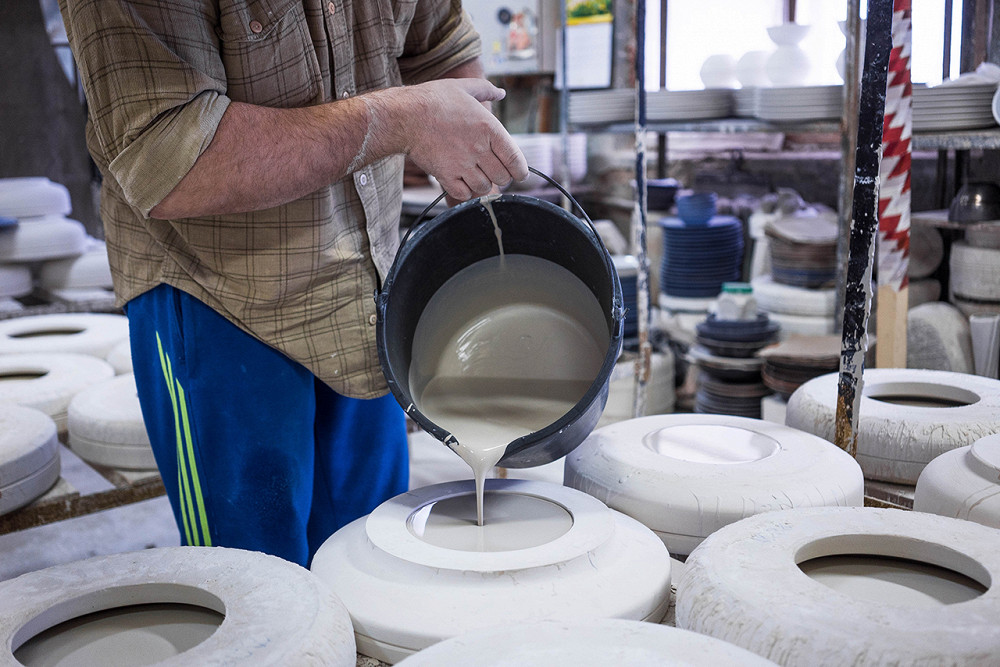 Для изготовления посуды используют. Сырье для производства фарфора. Сырье для производства фарфоровой посуды. Керамика в промышленности. Шликер для керамики.
