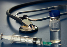 В Германии завели дело на 74-летнего врача — он придумал новую вакцину от COVID-19