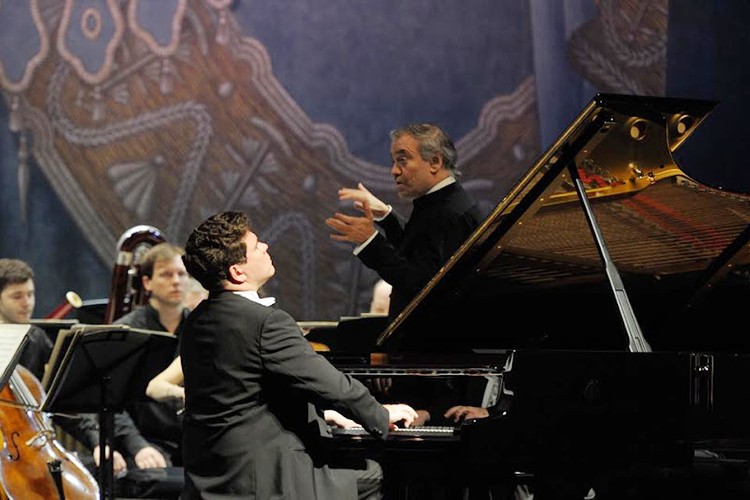 Денис мацуев (фортепиано) и валерий гергиев. Мацуев и гергиев. Денис мацуев сочи 2010. Crocus пианист. Мацуев зал чайковского.