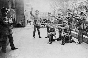 Расстрел солдата Красной армии во время уличных боев в Мюнхене 1 мая 1919 года.