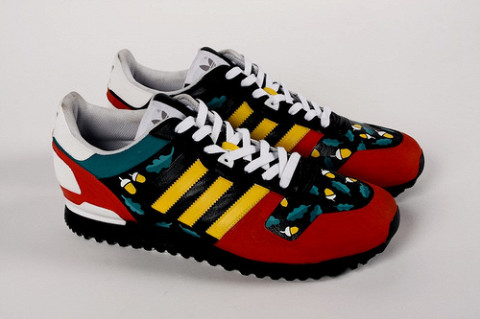 Кроссовки Adidas ZX, созданные в коллаборации со Street Kit для фестиваля Faces & Laces в 2012 году, тоже подешевели ровно в два раза и продаются за 3500 р.