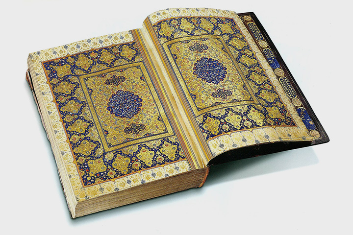 Драгоценный каллиграфический Коран, созданный по приказу великой царской матери - Безм-и Алем Валиде Султан. XVI в. Собрание дворца Топкапы.