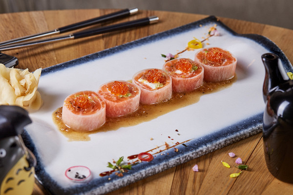 сашими ролл с маринованным лососем в дайконе с авокадо и цитрусовой крематтой (780 руб.) 