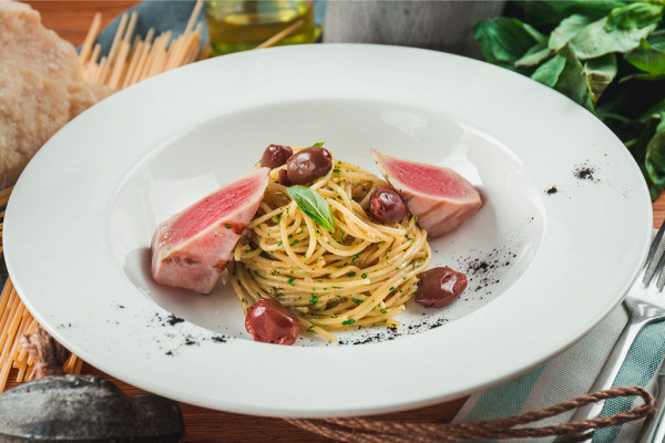 спагетти Aglio Olio с обжаренным на гриле тунцом и тосканскими оливками (720 р.)