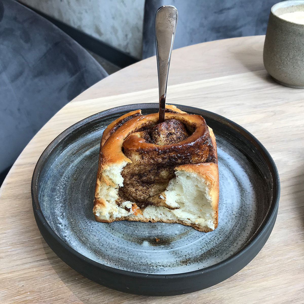 Свежий хлеб и булка с корицей на завтрак: 6 am Bread Kitchen на  Садовнической - Афиша Daily