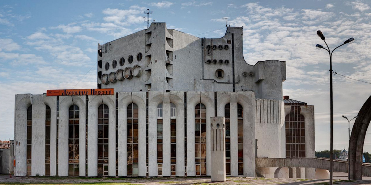 В Великом Новгороде реконструируют Театр драмы. Это памятник «советского постмодернизма»
