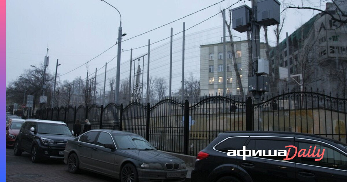 Установить московское. Парк горка Китай город охрана. Забор Китай город. В Москве поставили глушилки. Парк горка Китай город почему там пьют.