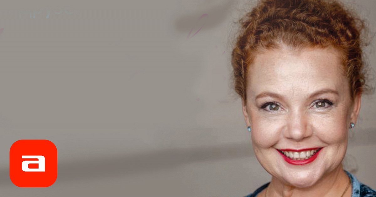 U ayolning xalatini ochdi