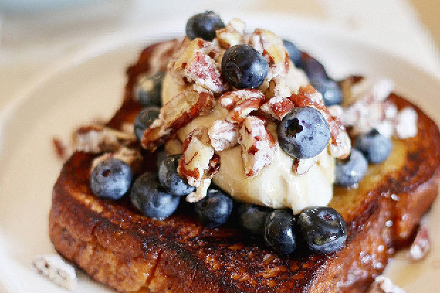 Французский тост с нектарином в винном сиропе