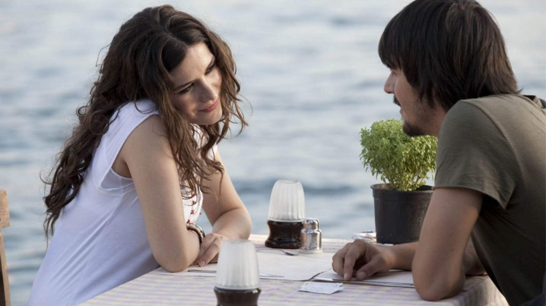 Случайная картинка. Любовь любит случайности фильм. Любовь любит случайности турецкий фильм. Любовь любит случайности (2011). Мехмет Гюнсюр любовь любит случайности.