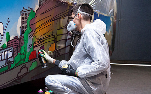 Не только синий: граффитчики расписывают московские троллейбусы