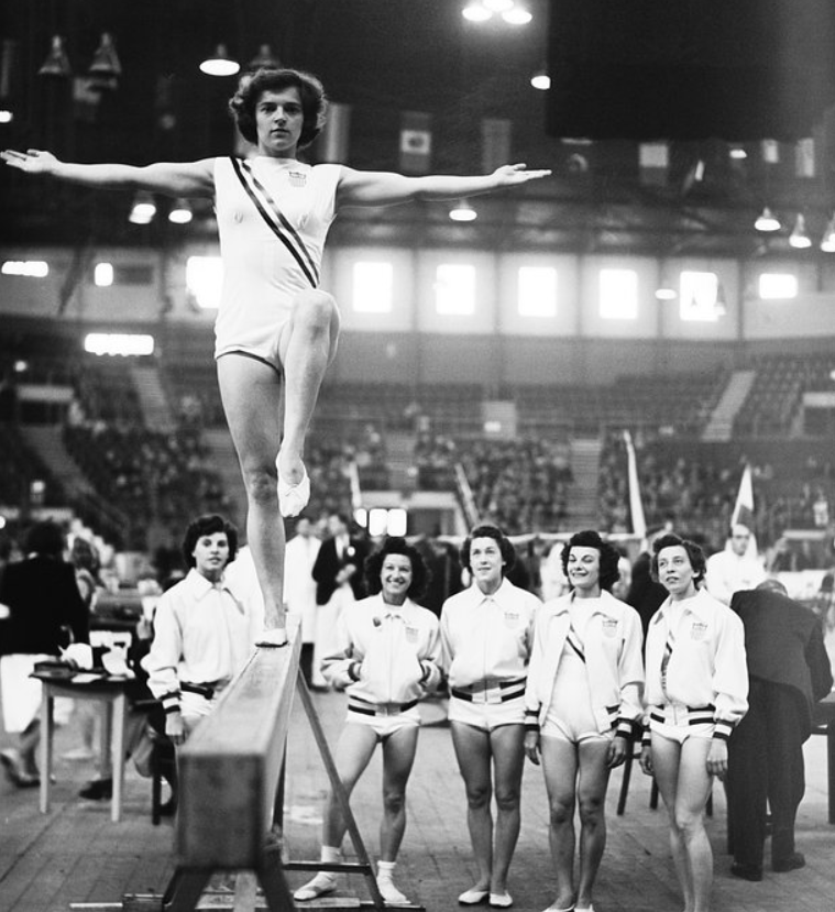 Спортивные истории. Спортивная гимнастика олимпиада 1952. Гимнастика на Олимпиаде 1896. Олимпийские игры 1928 спортивная гимнастика. Спортсмены олимпиады в Лондоне в 1908 году Мария Гороховская.