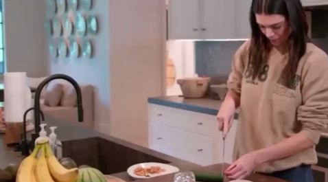 Кендалл Дженнер попыталась нарезать салат и опозорилась