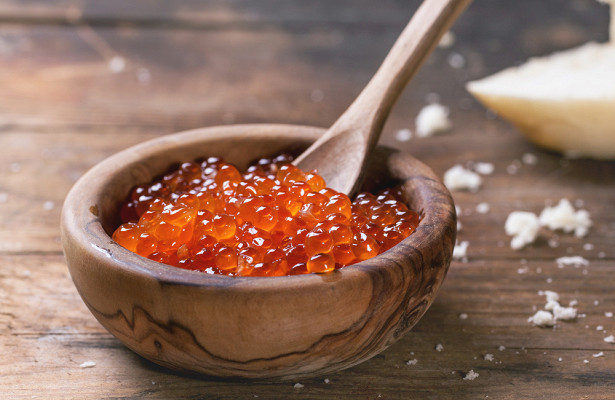 Кому нельзя есть красную икру