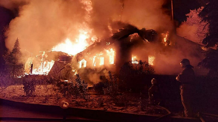 Сгорающий дотла культовый российский ресторан попал на видео