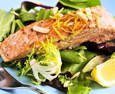 Рецепт Салат с жареным лососем и овощами