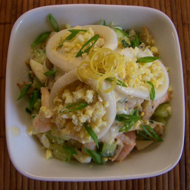 Рецепт Салат из кальмаров и креветок с огурцом в лимонно-сметанном полушубке