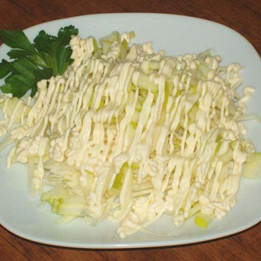 Рецепт Нежный куриный салат с яичными рулетами