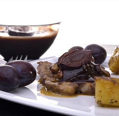 Рецепт Свинина с шоколадом, черносливом, изюмом и корицей