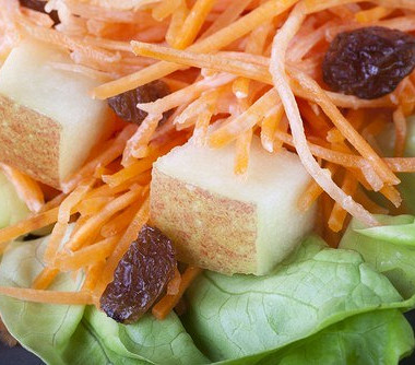 Рецепт Морковный салат с изюмом и яблоками