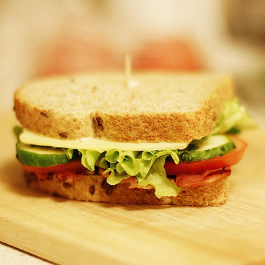 Рецепт Сэндвич с беконом, сыром и свежими овощами