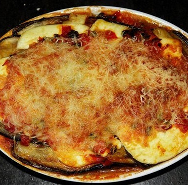 Рецепт Баклажаны запеченные в томатном соусе под сыром