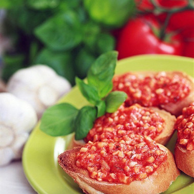Рецепт Чесночная брускетта с томатами, красным луком и базиликом