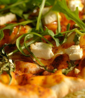 Рецепт Пицца из лаваша с зеленью, горгонзолой и жареным миндалем