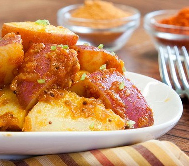 Рецепт Вареный молодой картофель под сырно-томатным соусом