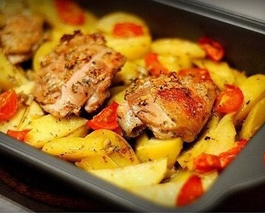 Рецепт Курица, маринованная в кефире, запеченная с картофелем, травами и чесноком