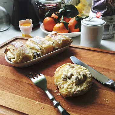 Рецепт Слоеные булочки с творожной начинкой и изюмом