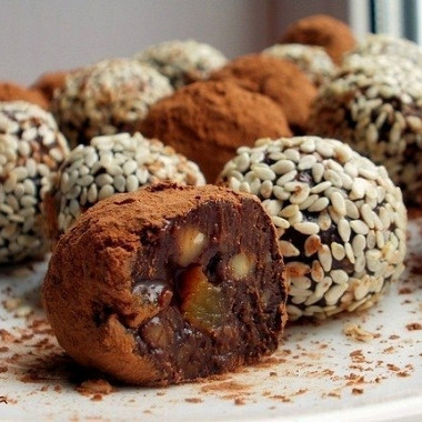 Рецепт Шоколадные конфеты с курагой и орехами