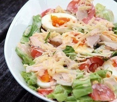 Рецепт Свежий зеленый салат с курицей, овощами и сыром