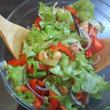 Рецепт Легкий салат с маринованными шампиньонами