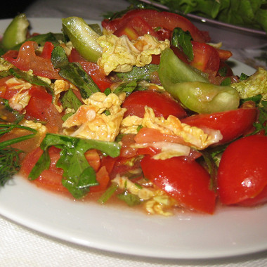 Рецепт Легкий овощной салат с рукколой и пекинской капустой