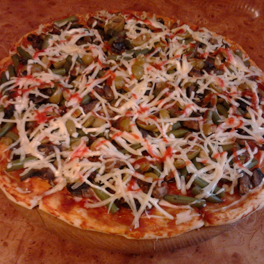 Рецепт Пицца с колбасой, зеленой фасолью и оливками