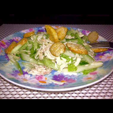 Рецепт Хрустящий салат с курицей, красным луком и сухариками