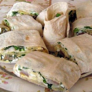 Фото рецепт Рулет из лаваша с копченой куриной грудкой