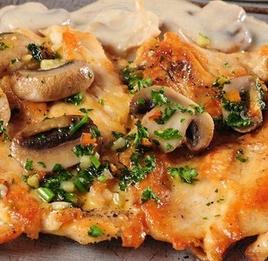 Рецепт Куриное филе с грибами и сметанным соусом