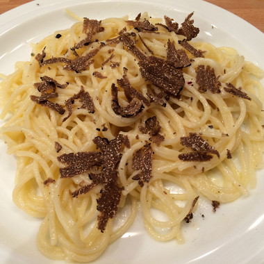 Рецепт Спагетти с черным трюфелем и пекорино