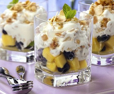 Рецепт Летний фруктовый салат с йогуртом