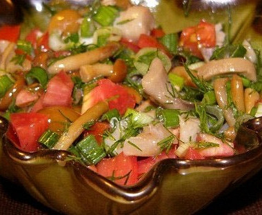 Рецепт Салат с солеными грибами и свежими помидорами