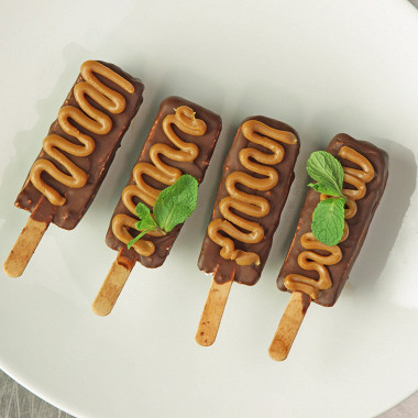 Фото рецепт Глазированный сырок со сгущенным молоком и мятой