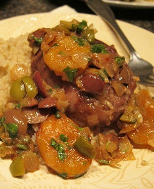 Рецепт ﻿Курица по‑мароккански с соусом из кураги и оливок
