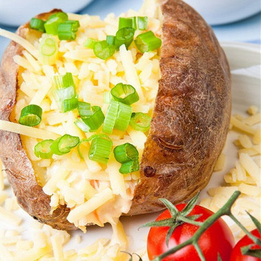 Рецепт Картофель в мундире, фаршированный луком-пореем и сырами